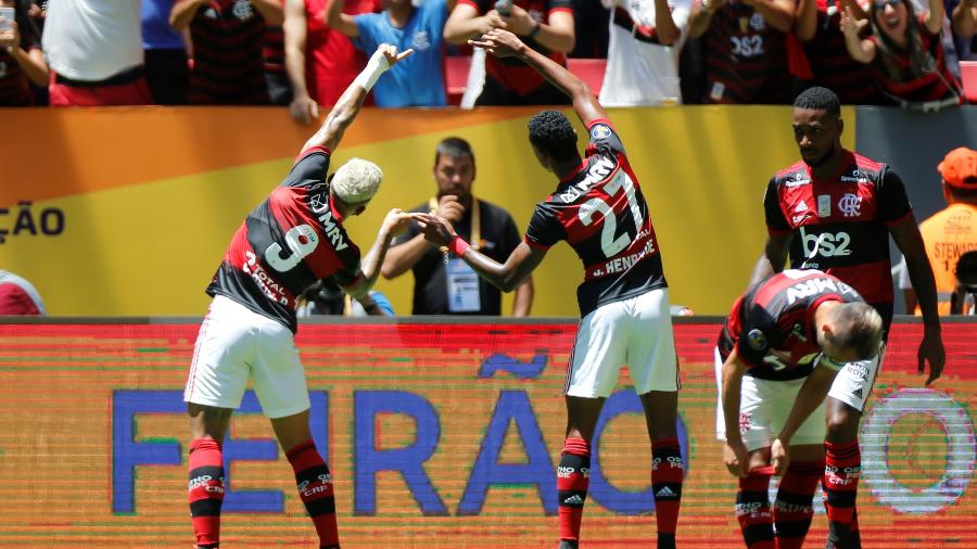 Gabigol e Bruno Henrique celebram gol do Flamengo sobre o Athletico-PR na Supercopa do Brasil - ADRIANO MACHADO/REUTERS