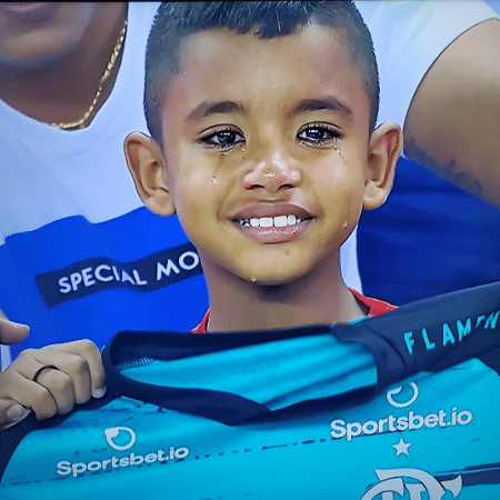 Torcedor do Junior Barranquilla chora ao receber camisa do Flamengo de Gabigol - Reprodução/Twitter