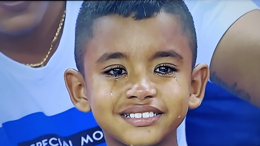 Torcedor do Junior Barranquilla chora ao receber camisa do Flamengo de Gabigol - Reprodução/Twitter