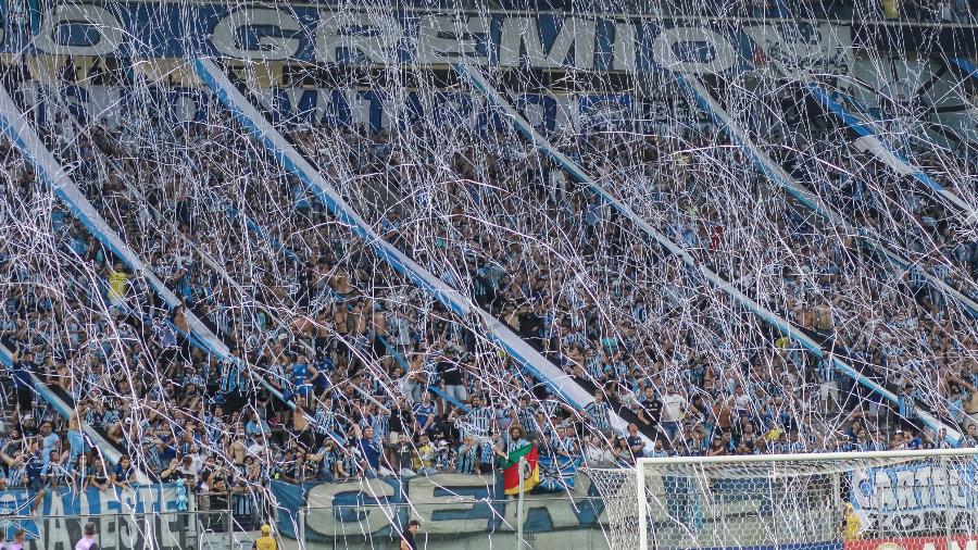 Torcedores do Grêmio entoaram cantos racistas no clássico com o Inter, e clube repudiou atitude - Fotos de: Lucas Uebel/Grêmio FBPA e Ricardo Duarte/SC Internacional