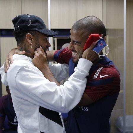 Neymar e Rafinha se abraçam em reencontro no PSG - Reprodução/Instagram