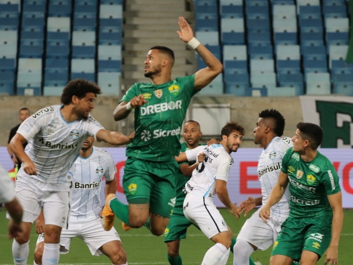 Cuiaba Corneta Var Apos Penalti Para O Gremio Assistindo A Novela