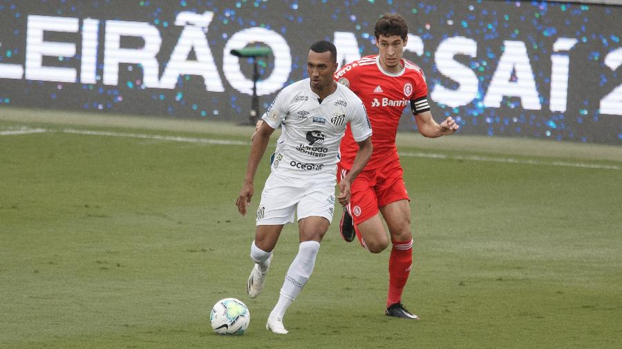 Lucas Braga e Rodrigo Dourado disputam bola durante Santos x Internacional pelo Brasileirão 2020 - Ettore Chiereguini/AGIF