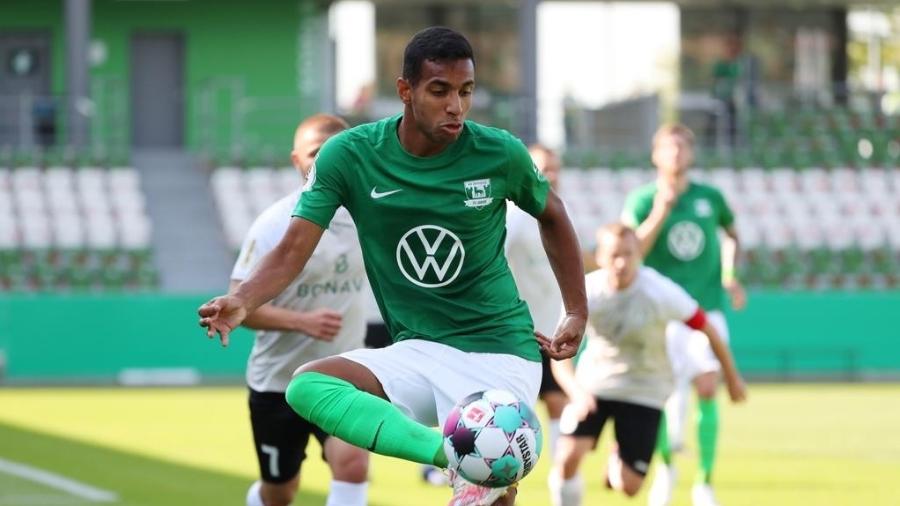 Victor Sá, atacante do Wolfsburg, domina bola em duelo pela Bundesliga - Reprodução/Wolfsburg
