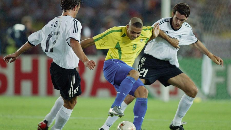 Christoph Metzelder marca Ronaldo na final da Copa de 2002 entre Alemanha e Brasil - Andreas Rentz/Bongarts/Getty Images