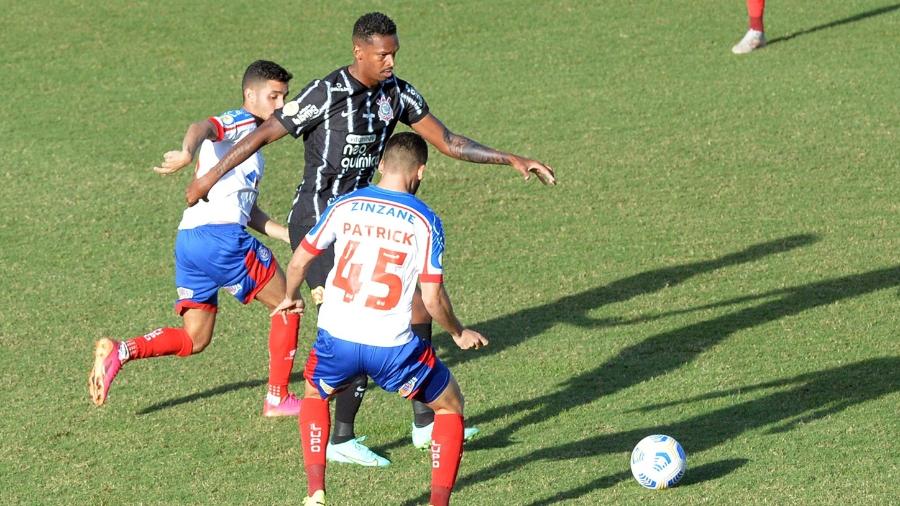 Jô domina a bola cercado de jogadores do Bahia em jogo do Corinthians pelo Brasileiro  - Walmir Cirne/AGIF