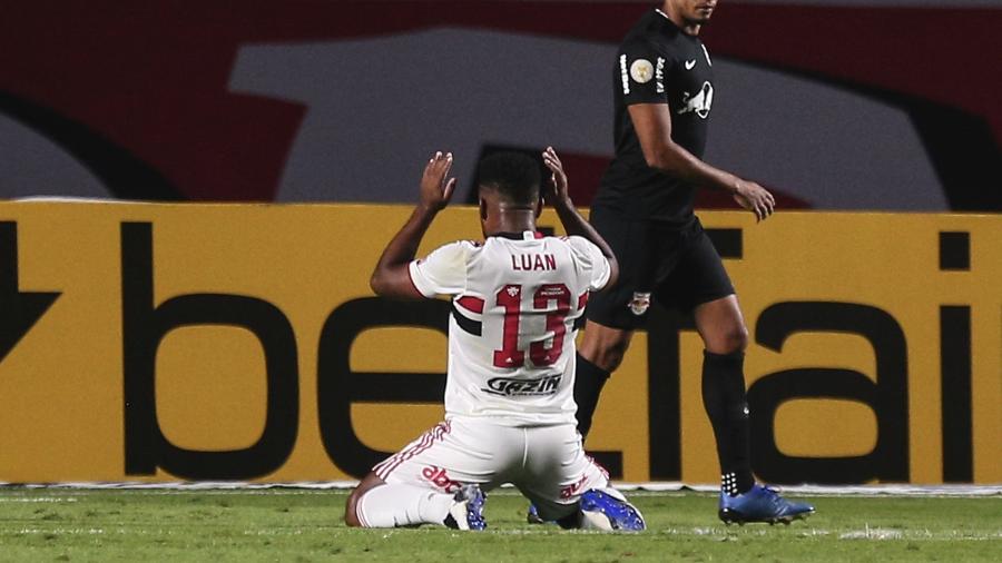 Luan se lamenta após finalizar para fora, durante a partida entre São Paulo e Red Bull Bragantino - Ettore Chiereguini/AGIF