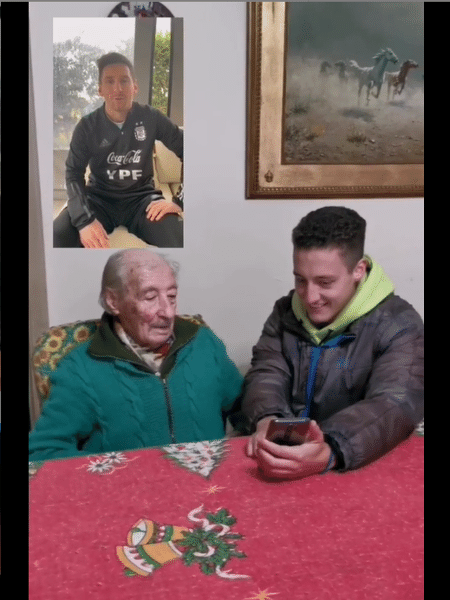 Hernán e o neto, Julian, assistindo ao vídeo enviado por Lionel Messi - Reprodução 