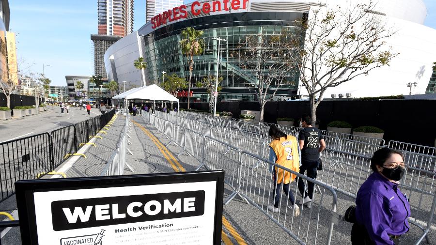 Aviso nos arredores do Staples Center, ginásio de Los Angeles: só torcedores vacinados seriam permitidos para ver o jogo entre Lakers e Celtics em 15 de abril de 2021 - Keith Birmingham, Pasadena Star-News/ SCNG