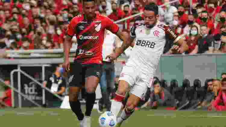 Isla com a bola carregada no jogo entre Athletico-PR e Flamengo - Gabriel Machado/AGIF - Gabriel Machado/AGIF