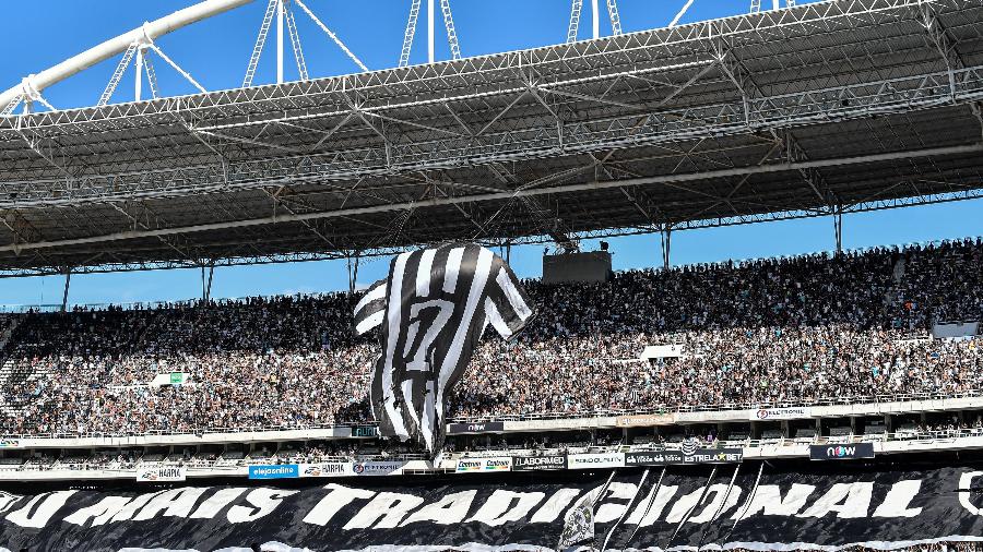 Torcida do Botafogo compareceu em grande número e fez a festa no Nilton Santos contra o Operário pela Série B - Thiago Ribeiro/AGIF