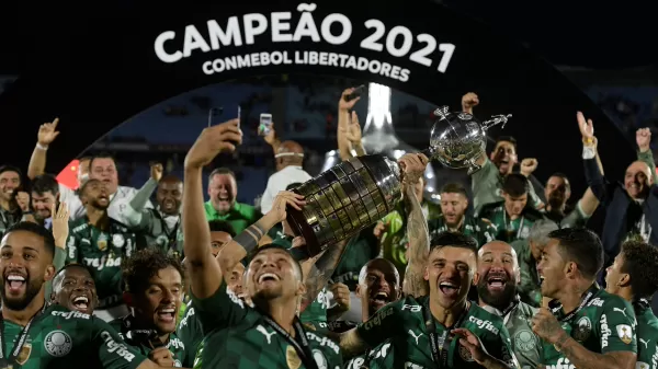 Palmeiras ergue a taça da Copa Libertadores pela terceira vez após bater o Flamengo em Montevidéu - Juan Mabromata / AFP - Juan Mabromata / AFP