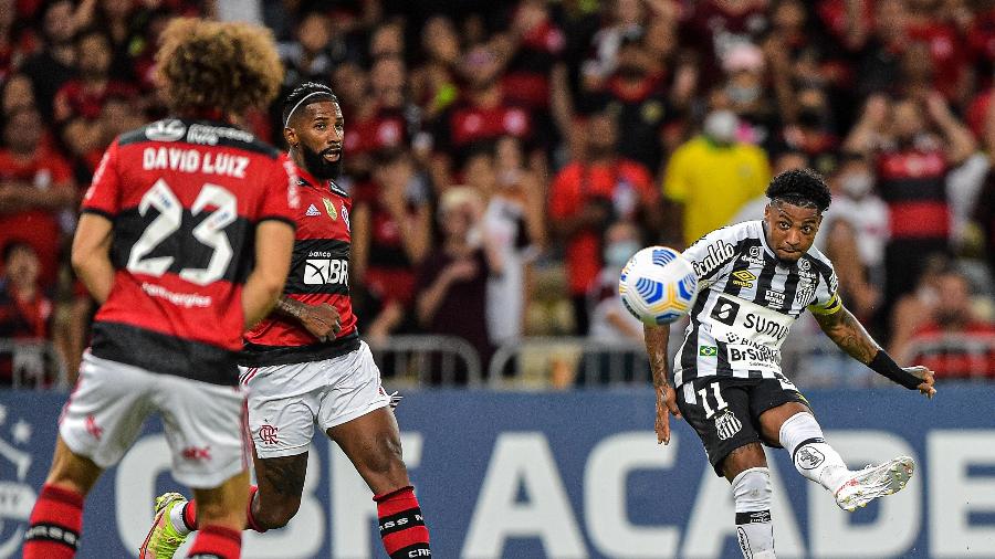 Marinho arrisca chute em partida entre Flamengo e Santos - Thiago Ribeiro/AGIF