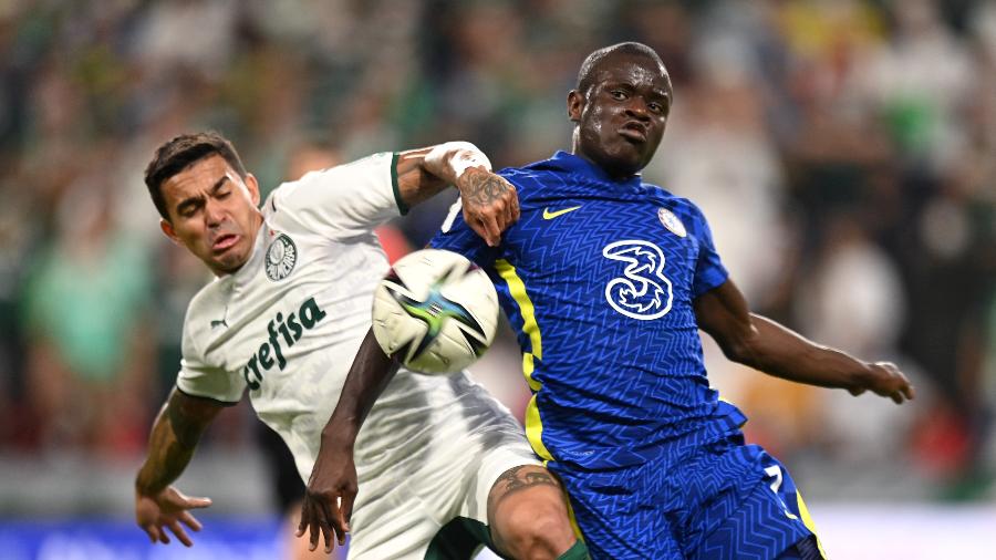 Dudu e Kanté brigam pela bola durante Chelsea x Palmeiras, pela final do Mundial de Clubes - Tullio Puglia - FIFA/FIFA via Getty Images