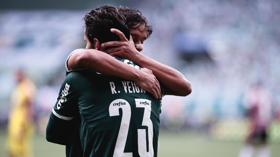 Raphael Veiga e Gustavo Scarpa comemoram gol do Palmeiras - Ettore Chiereguini/AGIF