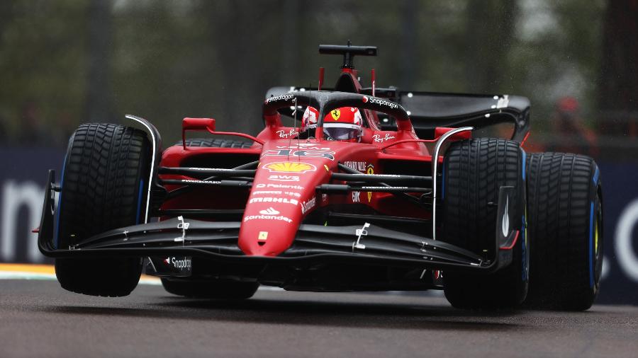 Charles Leclerc, da Ferrari, durante primeiro treino livre do GP da Emilia-Romagna - Alex Pantling - Formula 1/Formula 1 via Getty Images