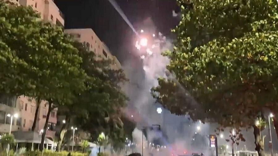 Torcedores do Flamengo soltam fogos em frente ao hotel do Atlético-MG - Reprodução