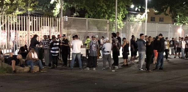 PM faz triagem e isola torcedores do Corinthians sem ingresso no Maracanã