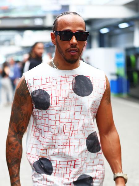 Lewis Hamilton, da Mercedes, anda no paddock do Autódromo de Interlagos na sexta-feira do GP de São Paulo de Fórmula 1, Brasil. 11/11/2022 - Mark Thompson/Getty Images