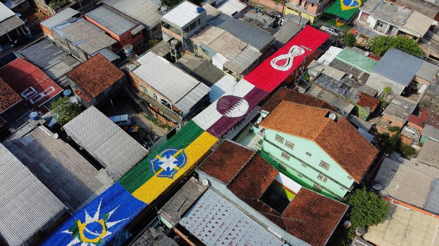 Rua 3, no bairro Alvorada, em Manaus, é decorada para a Copa do Mundo - Edmar Barros/Futura Press/Folhapress