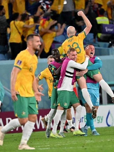 Jogadores da Austrália celebram classificação ao mata-mata da Copa, após vencer a Dinamarca - Alberto PIZZOLI / AFP