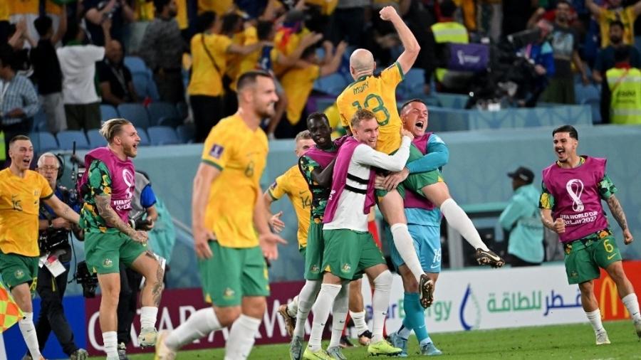 Jogadores da Austrália celebram classificação ao mata-mata da Copa do Qatar, após vencer a Dinamarca por 1 a 0 - Alberto PIZZOLI / AFP