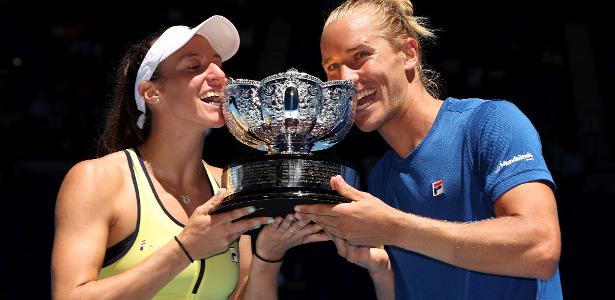  Luisa Stefani e Rafael Matos posam com troféu do Australian Open