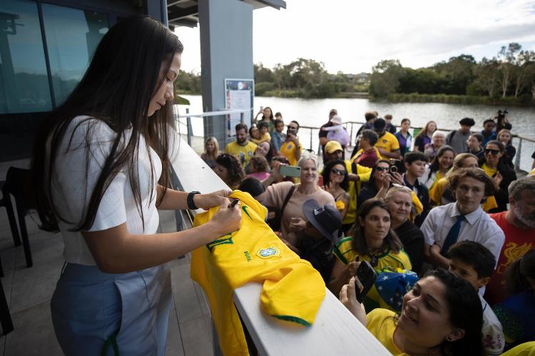 Torcedores brasileiros recepcionam seleção feminina em Brisbane (AUS)