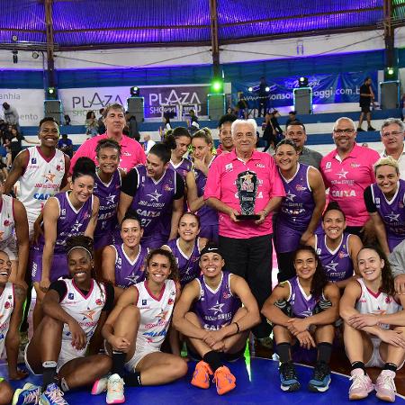 Veteranas e novatas ao final do Jogo das Estrelas da LBF