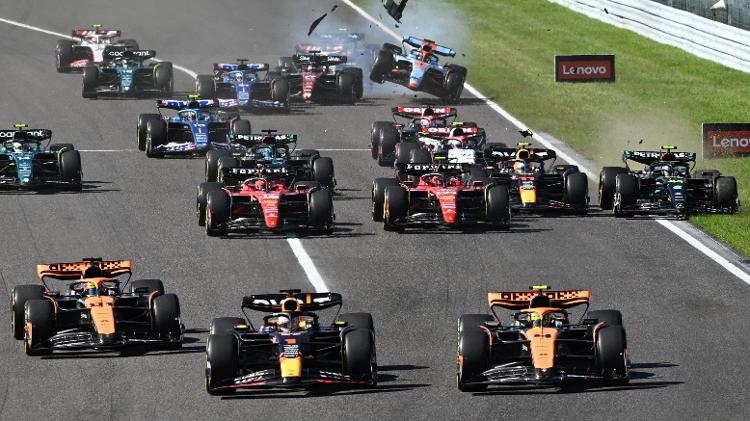 LArgada do GP do Japão, em Suzuka, foi tumultuada; Valteri Bottas (Alfa Romeo) tocou e levantou o carro de Alex Albon (Williams)