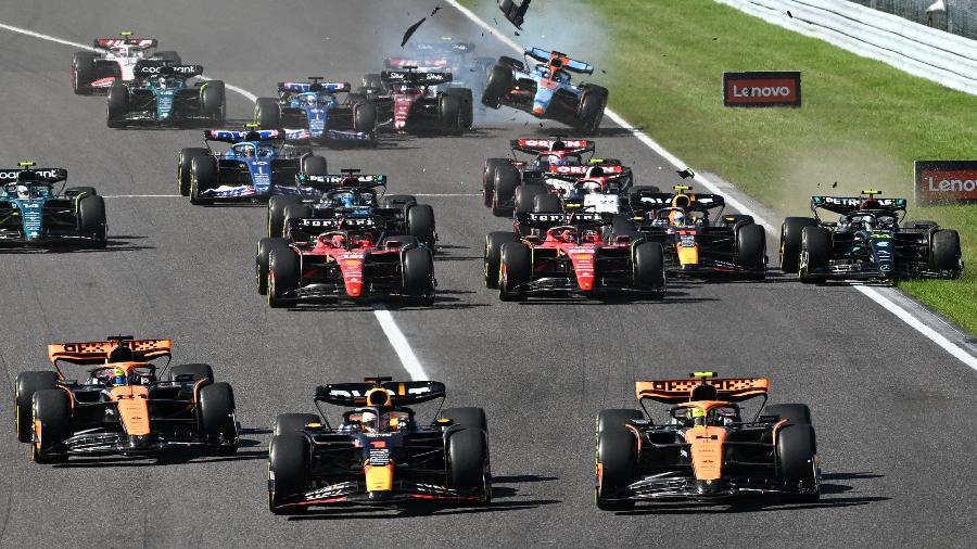 LArgada do GP do Japão, em Suzuka, foi tumultuada; Valteri Bottas (Alfa Romeo) tocou e levantou o carro de Alex Albon (Williams) LArgada do GP do Japão, em Suzuka, foi tumultuada; Valteri Bottas (Alfa Romeo) tocou e levantou o carro de Alex Albon (Williams)