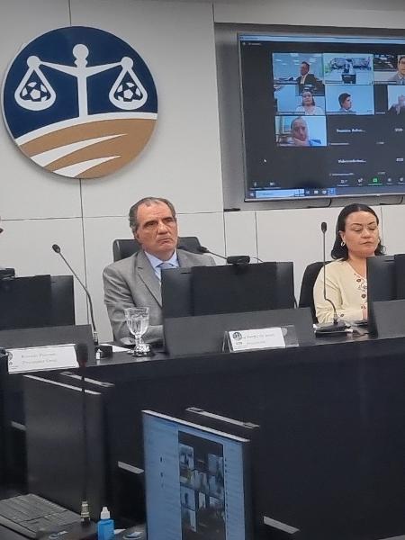 José Perdiz, ao centro, conduz sessão do Pleno do STJD