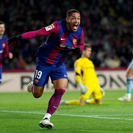 Vitor Roque comemora gol do Barcelona diante do Osasuna no Campeonato Espanhol