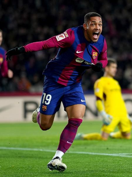 Vitor Roque comemora gol do Barcelona diante do Osasuna no Campeonato Espanhol