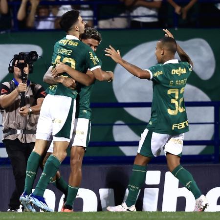 Flaco López, do Palmeiras, é abraçado após marcar sobre o Santo André em jogo do Campeonato Paulista