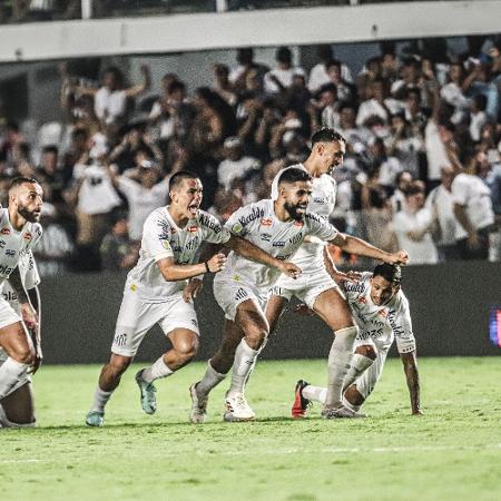 Jogadores do Santos comemoram classificação no Campeonato Paulista