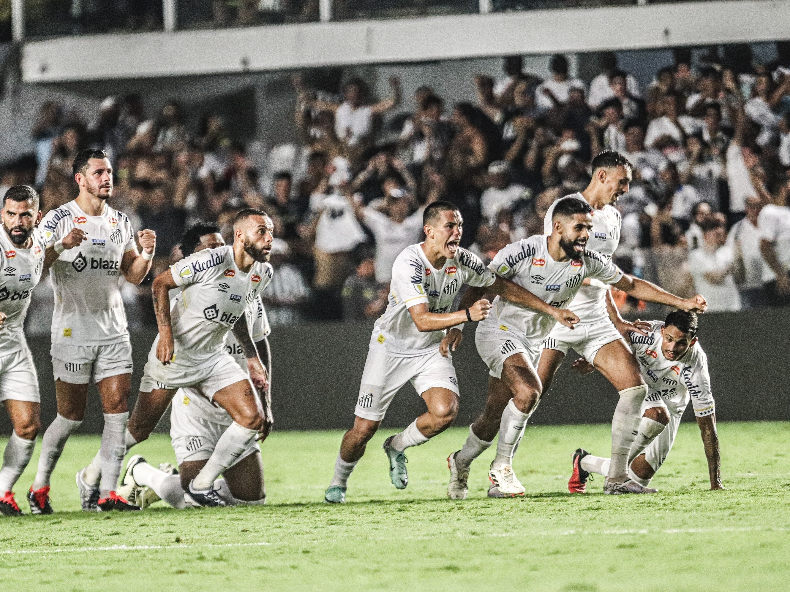 Santos sofre na Vila, bate Portuguesa nos pênaltis e vai às semis