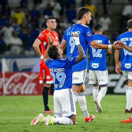 Romero, do Cruzeiro, comemora após marcar contra o Alianza, pela Sul-Americana