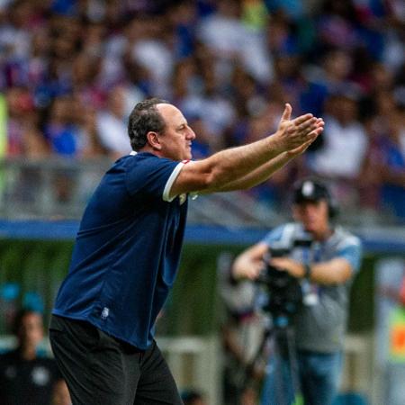 Rogério Ceni gesticula durante CRB x Bahia 