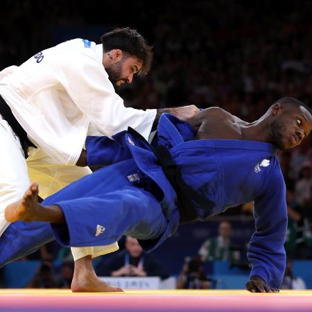 Rafael Macedo (Brasil) e Maxime-Gael Hambou (França) em luta de judô por medalha de bronze nas Olimpíadas