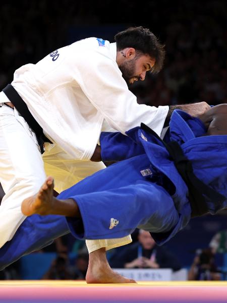 Rafael Macedo (Brasil) e Maxime-Gael Hambou (França) em luta de judô por medalha de bronze nas Olimpíadas