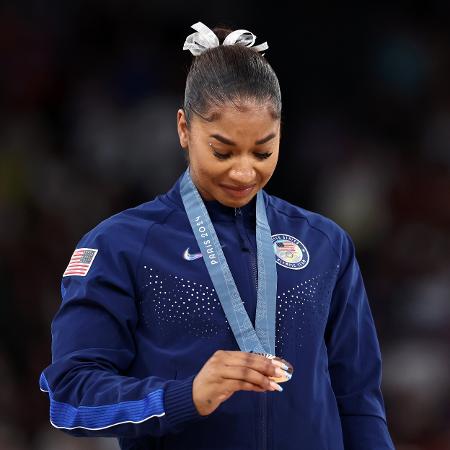 Jordan Chiles segurando a medalha de bronze no pódio do solo da ginástica artística nas Olimpíadas de Paris