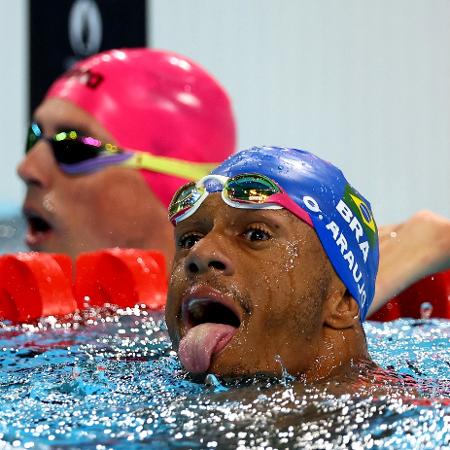 Gabrielzinho celebra após ganhar o ouro dos 100m costas da classe S2 das Paralimpíadas