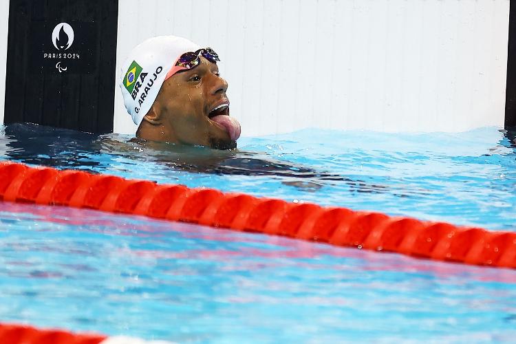 Gabrielzinho celebra após vencer a prova dos 50m costas da classe S2 e garantiou o seu 2º ouro em Paris