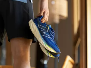 New Balance lança 14ª versão de tênis icônico com foco em inovação; conheça