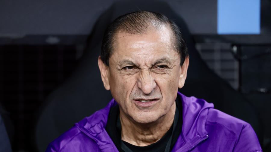 Ramón Díaz, técnico do Corinthians, durante jogo contra a Universidad Central