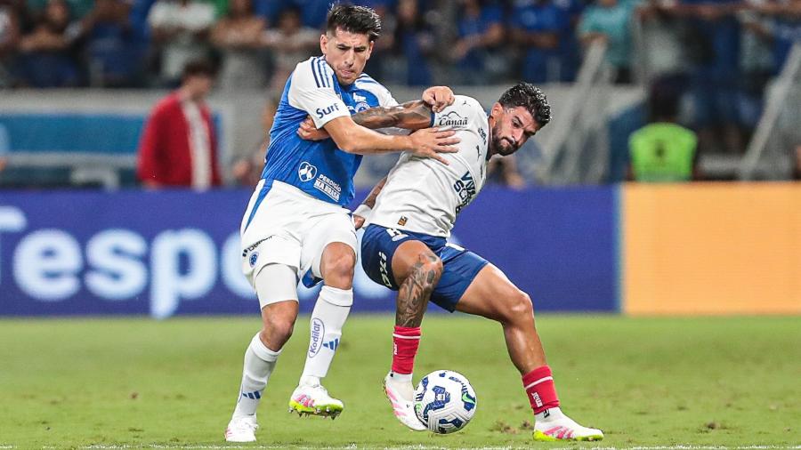 Villalba e Cauly em ação durante jogo entre Cruzeiro e Bahia no Brasileirão Villalba e Cauly em ação durante jogo entre Cruzeiro e Bahia no Brasileirão