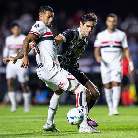 Ruan, do São Paulo, em ação durante partida contra o Libertad pela Libertadores - JHONY INÁCIO/ENQUADRAR/ESTADÃO CONTEÚDO