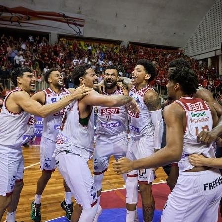 Jogadores do Franca comemoram classificação contra o Flamengo no NBB Jogadores do Franca comemoram classificação contra o Flamengo no NBB