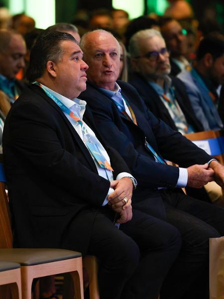 Gustavo Feijó ao lado de Luiz Felipe Scolari na apresentação de Carlo Ancelotti como técnico da seleção - Rafael Ribeiro/CBF